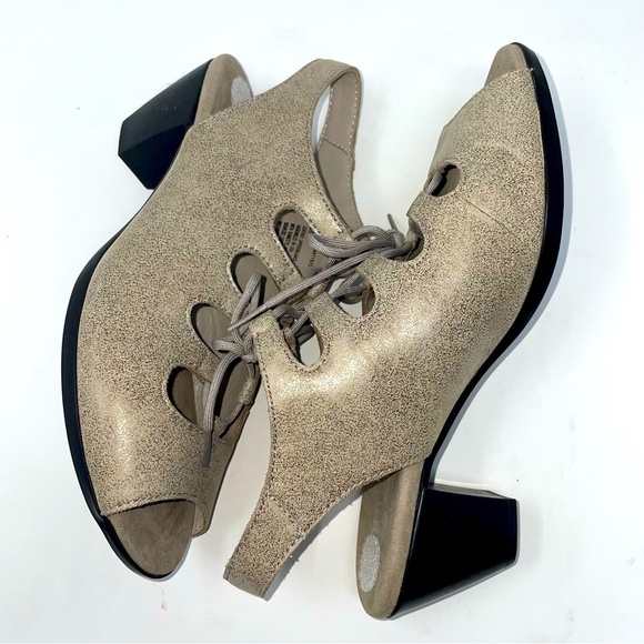 Munro Leather Lace-Up Sandals Size 8 | Tan - Picture 4 of 9